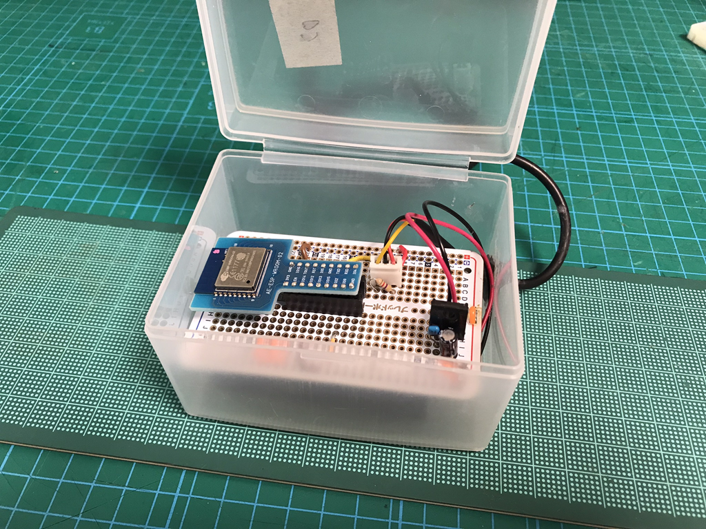 ESP8266 の子機を百均のケースに収めたところ