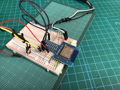 ブレッドボードに載せた生の ESP-WROOM-02 と USB シリアル変換の配線