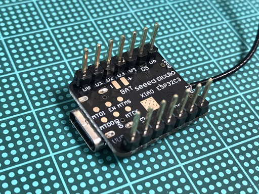 XIAO ESP32-C3 の裏面、ピンヘッダの足と LiPo 電池用パッドの位置関係