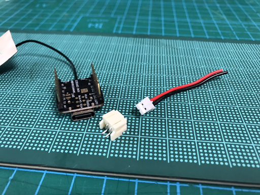 XIAO ESP32-C3 の電池パッドからリード線を出して XH コネクタを付けた状態