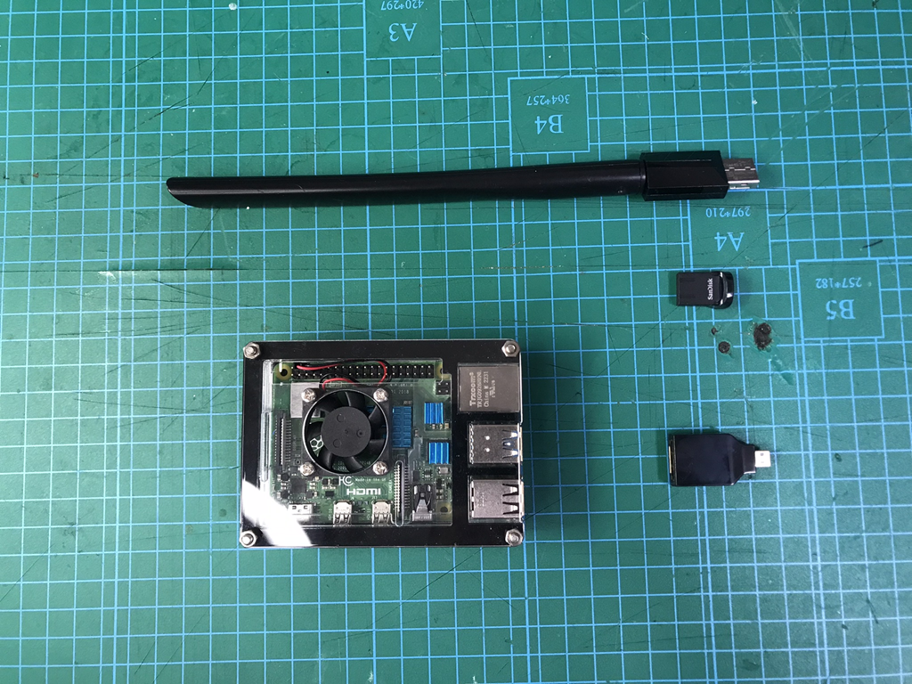 USB WiFi ドングルを付けたケース入りの Raspberry Pi 4