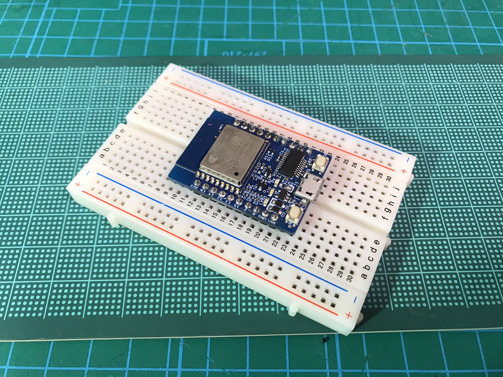 ブレッドボードに挿した ESPr Developer(ESP-WROOM-02 開発ボード)
