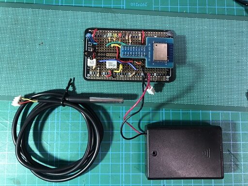 ユニバーサル基板に載せた ESP8266 版の子機、DS18B20 と単三 3 本の電池ボックス