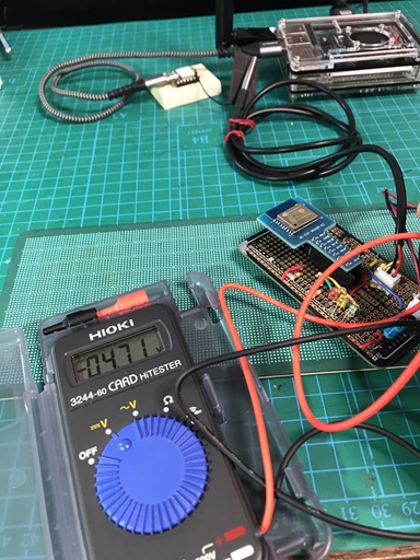 テスターで ESP8266 版の電池電圧を測定（プローブ極性が逆でマイナス表示）