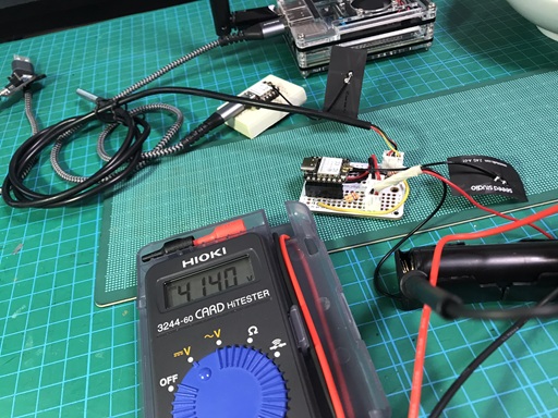 テスターで XIAO ESP32-C3 版の 18650 電池電圧 4.140V を測定