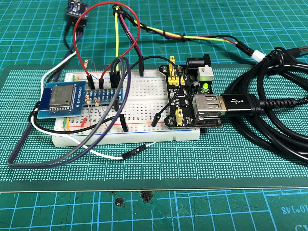 DeepSleep 用に GPIO16 と RST をジャンパー線で繋いだ ESP8266 のブレッドボード