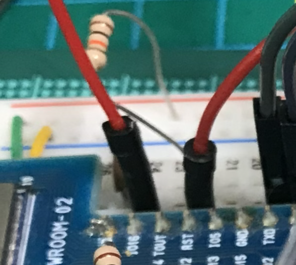 GPIO16 と RST を繋ぐジャンパー線の拡大